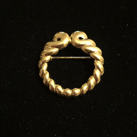 Monet Jewelry - VINTAGE MONET GOLD TONE BROOCH